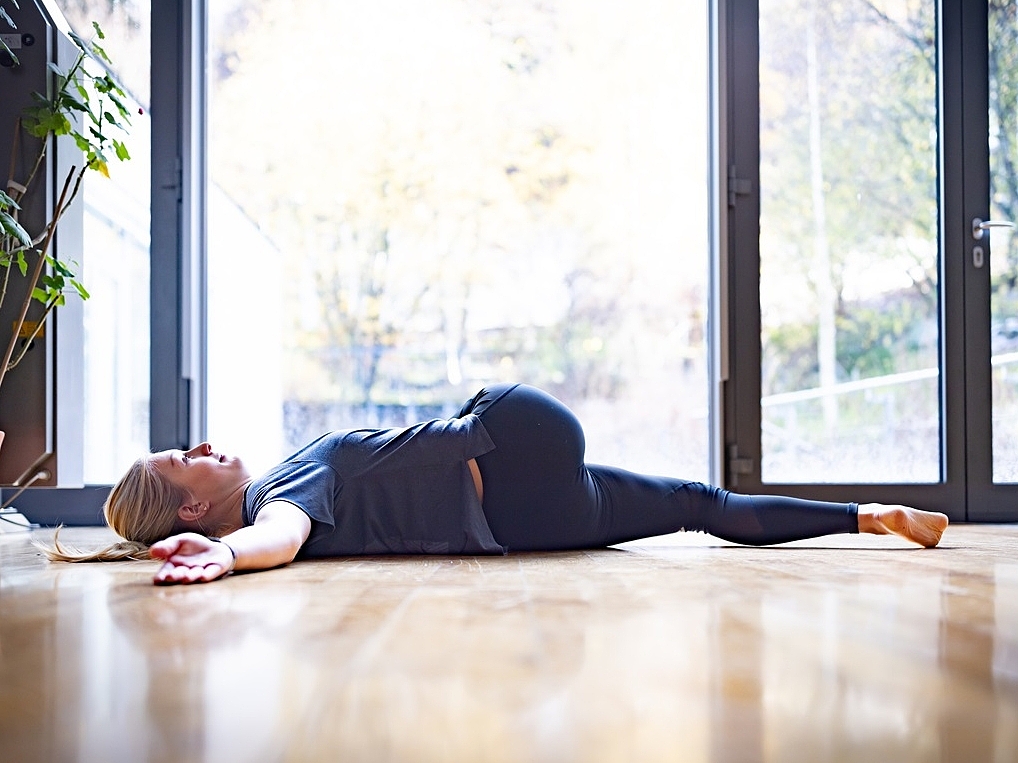 Dehnung im Liegen mit überkreuztem Bein