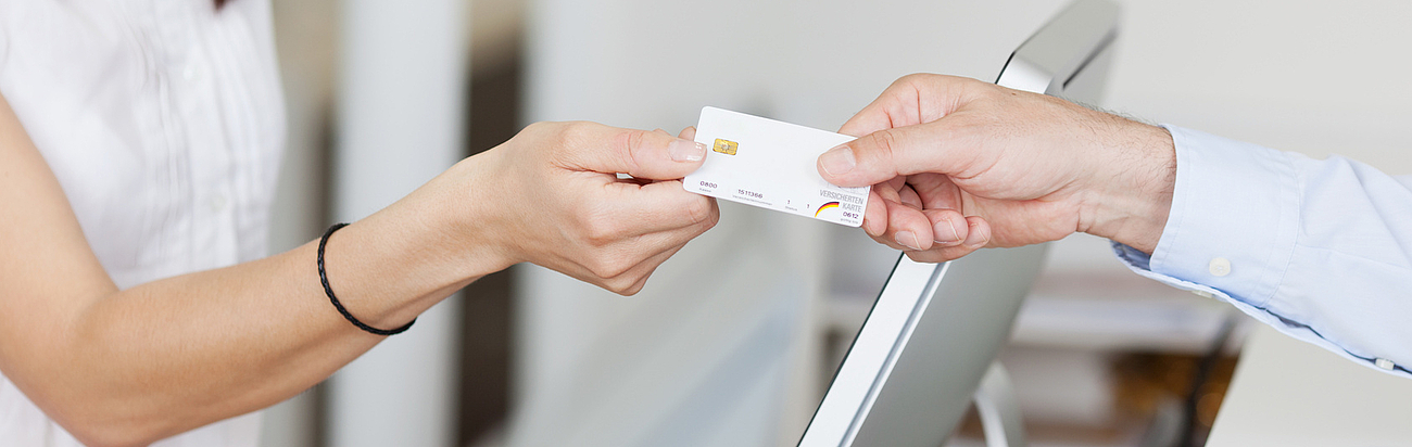 Übergabe der Krankenkassenkarte