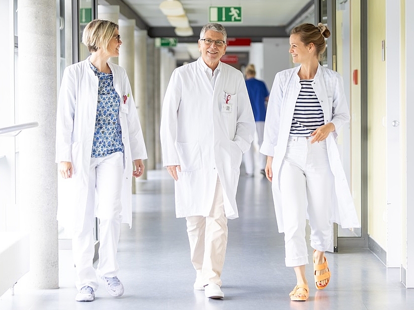 Dr. med. Miriam Schempershofe, PD Dr. med. Stefan Rimbach, Dr. med. Elisa Westphal im Gespräch