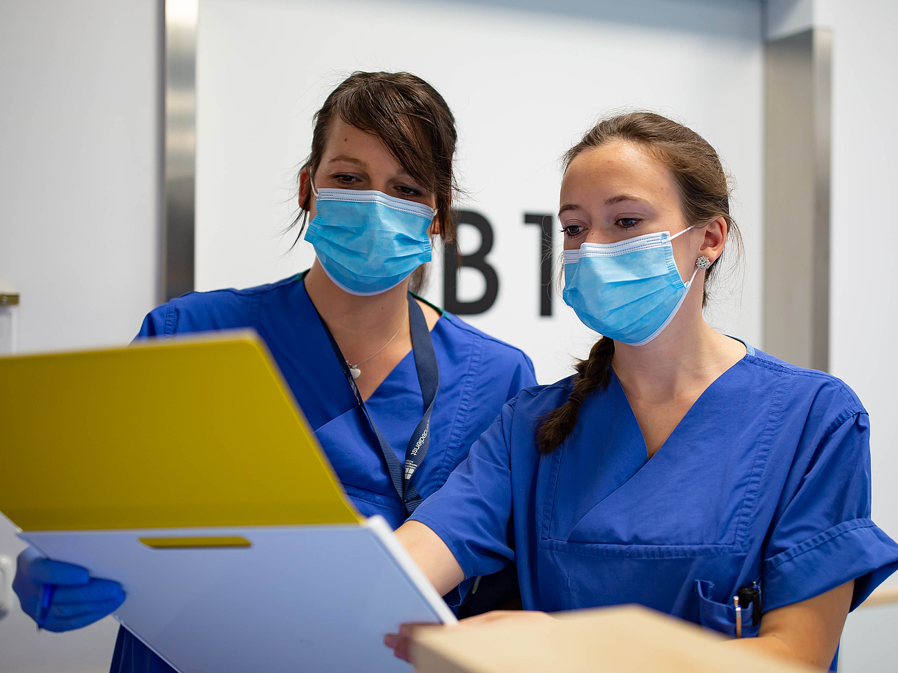 Medizinische Fachkräfte betrachten Aufnahmen