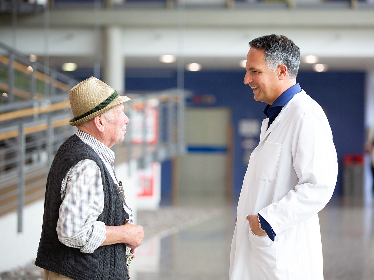 Trachtler mit Arzt im Gespräch