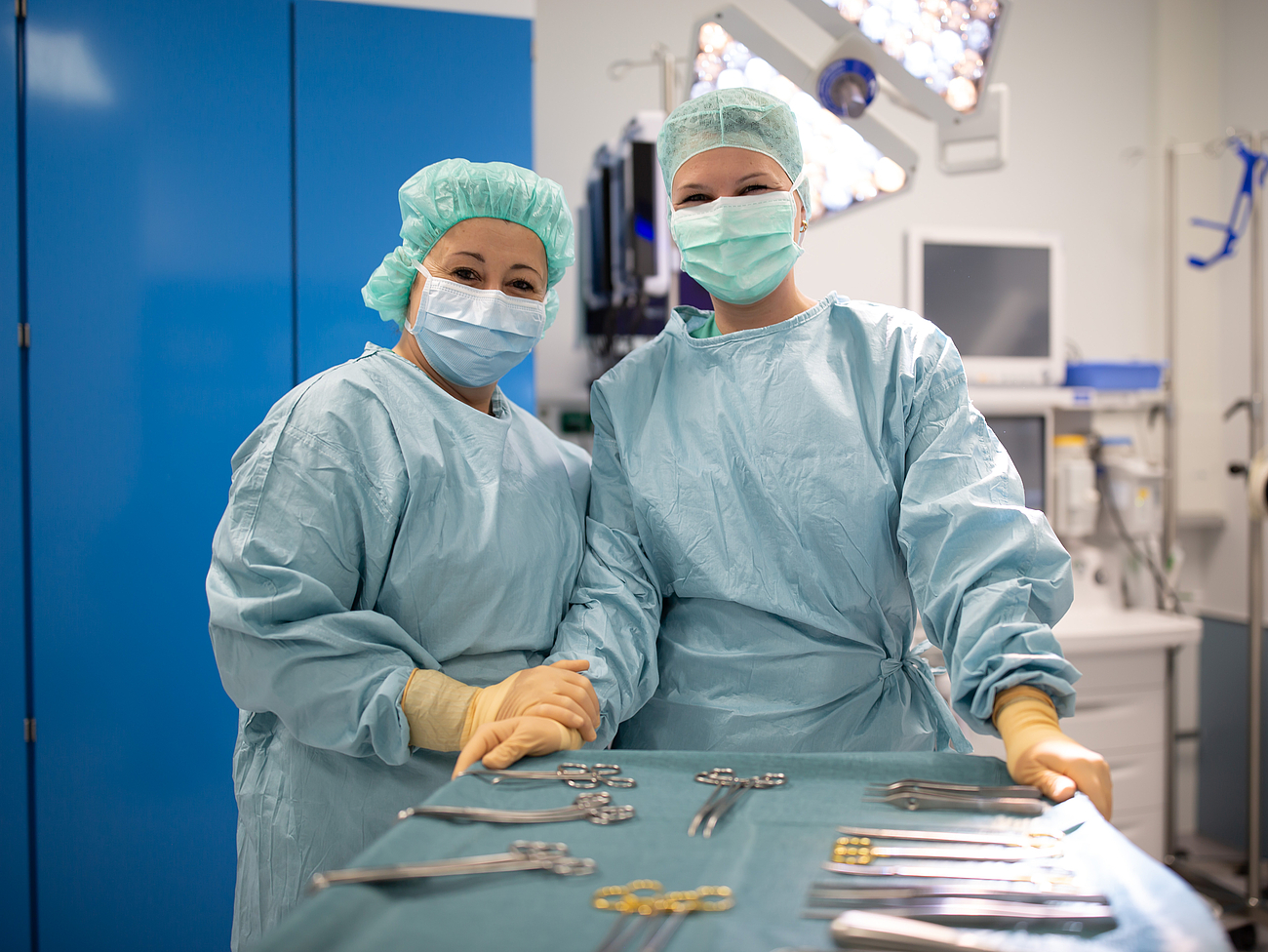 Operationstechnische Assistentinnen am OP-Tisch