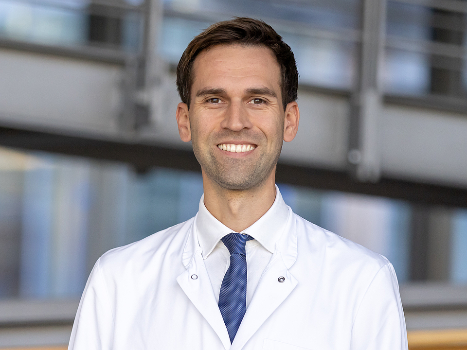 Dr. Jakob Arzt lächelt in die Kamera.