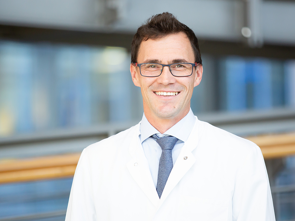 Dr. Graf Ein Arzt lächelt in die Kamera.
