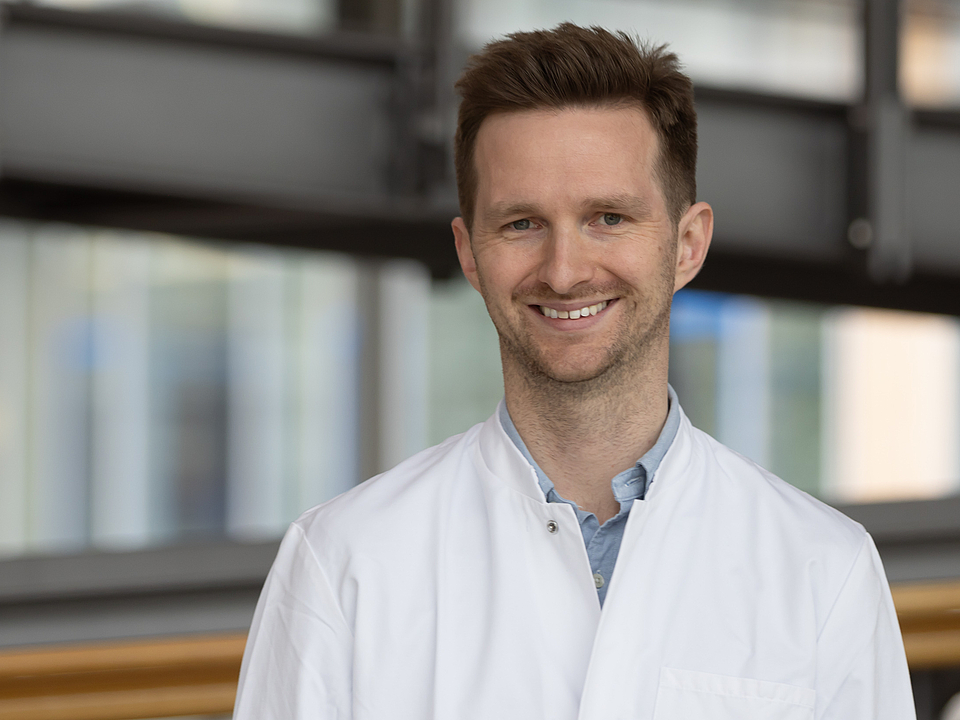 Dr. med. Blazek Ein Arzt lächelt in die Kamera.
