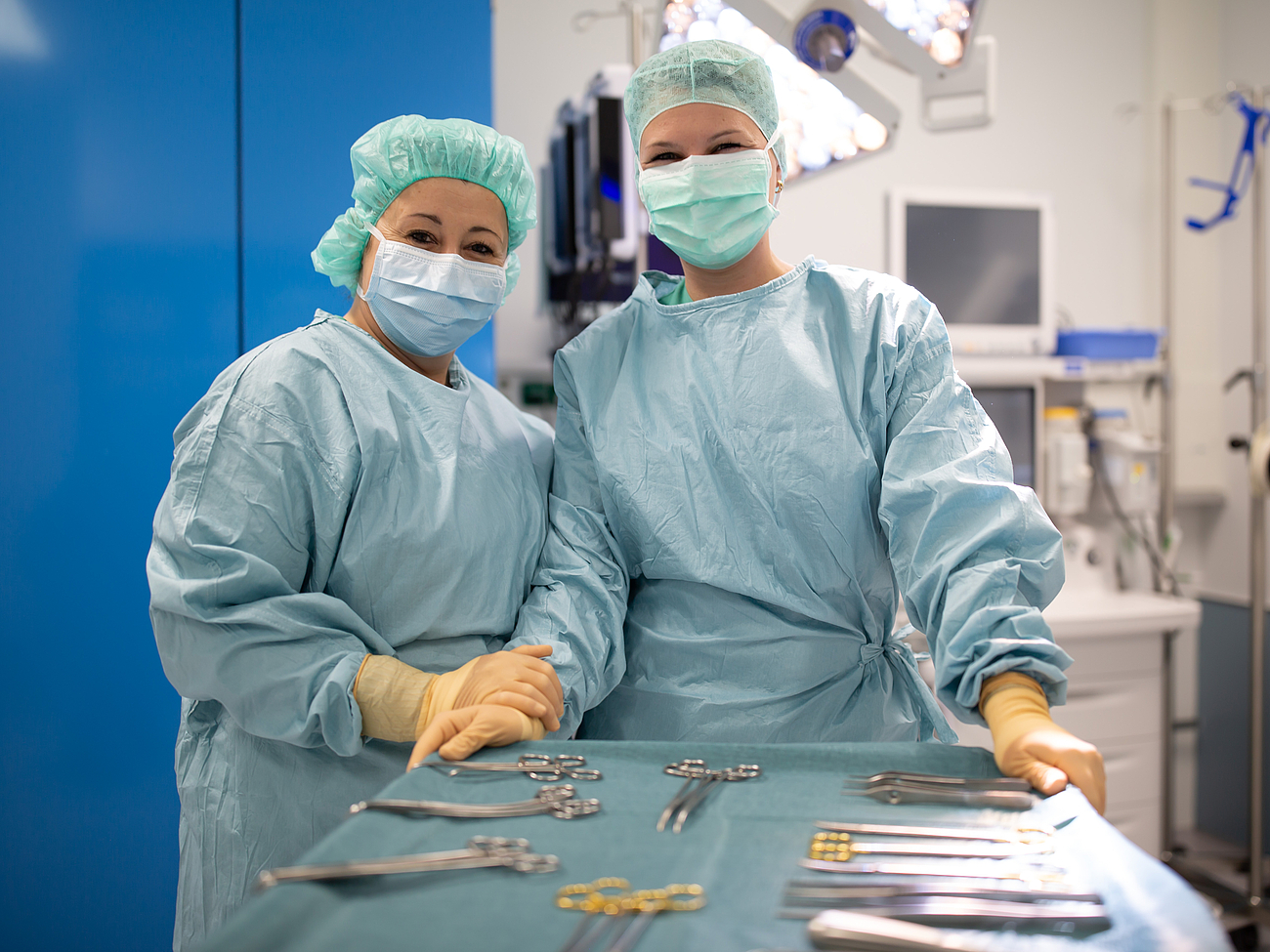 Vorbereitung einer Operation Zwei Operationstechnische Assistentinnen an einem Tisch mit OP-Instrumenten
