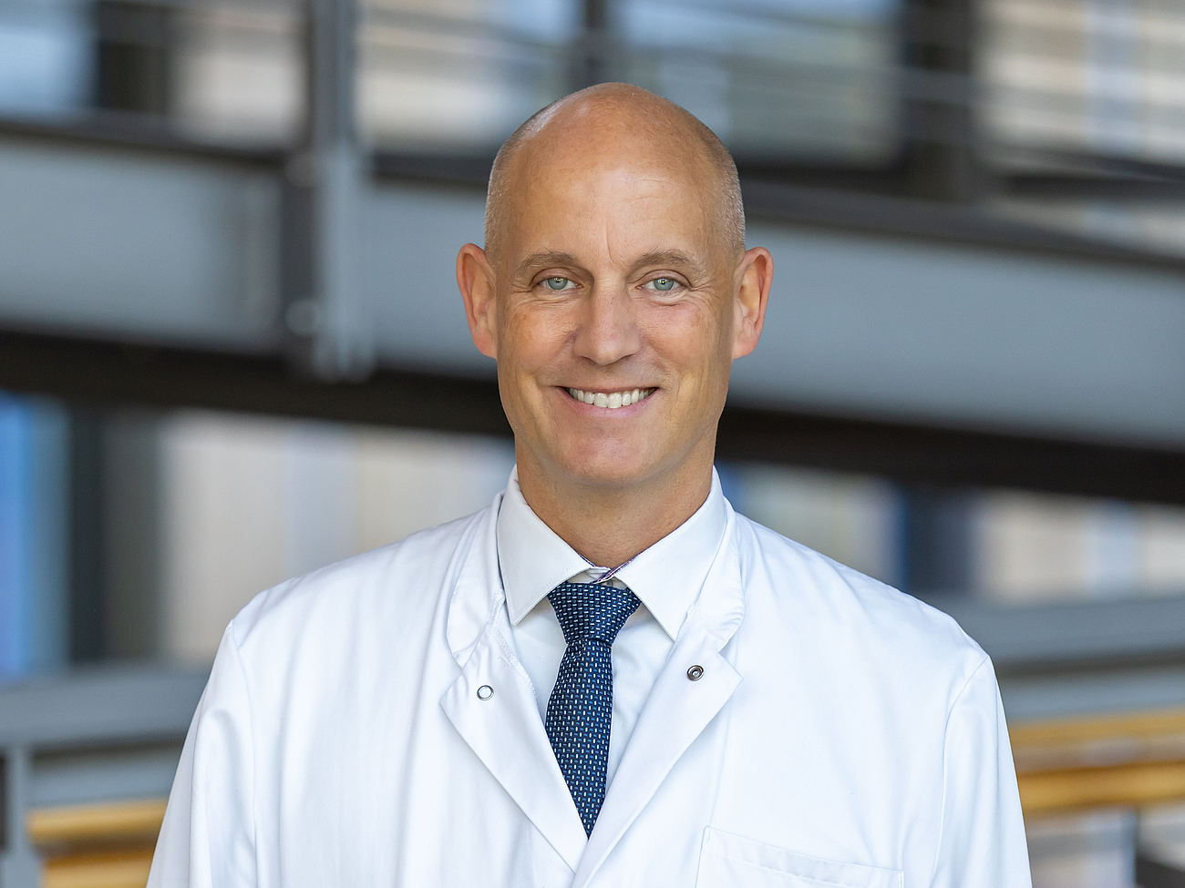 Dr. Wellner Arzt lächelt in die Kamera.