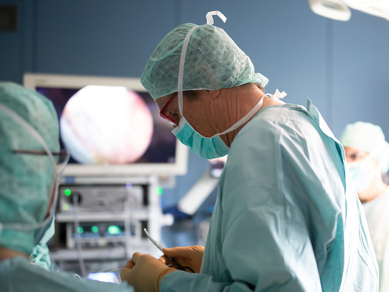 Chirurgen bei einer Operation Chirurgen bei einer Operation