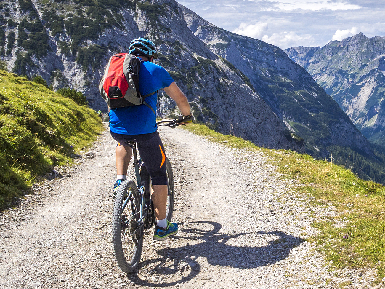 Unfallchirurgie bei Sport- und Freizeitverletzungen Mountainbiker in den oberbayerischen Bergen