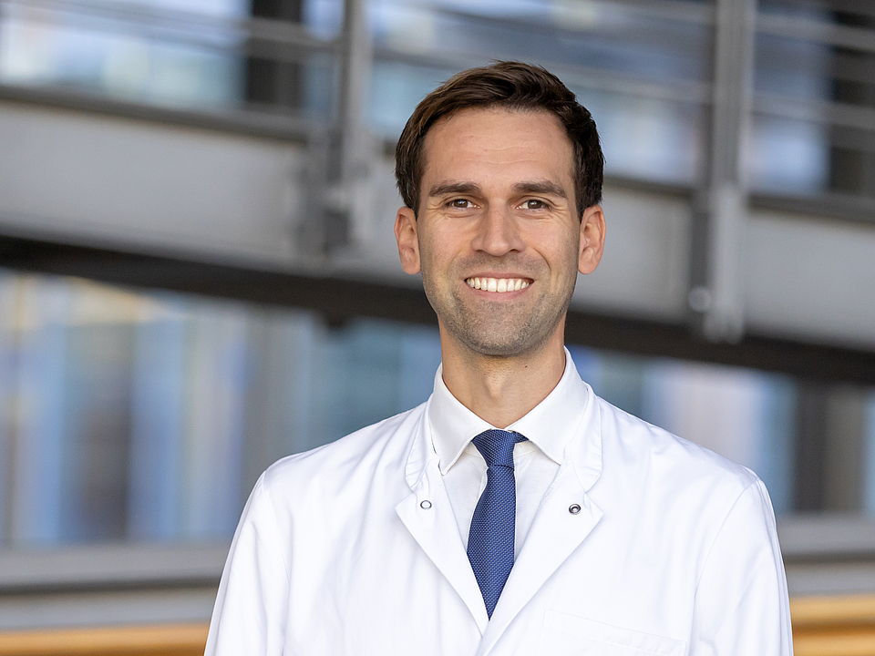 Dr. Jakob Arzt lächelt in die Kamera.