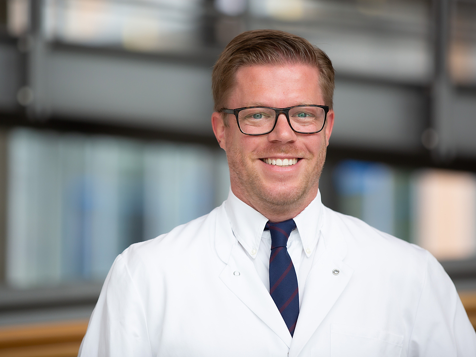 Dr. Mernitz Ein Arzt lächelt in die Kamera.