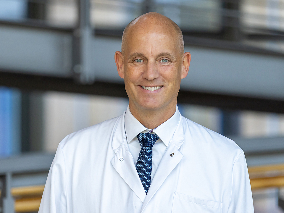 Dr. Wellner Arzt lächelt in die Kamera.