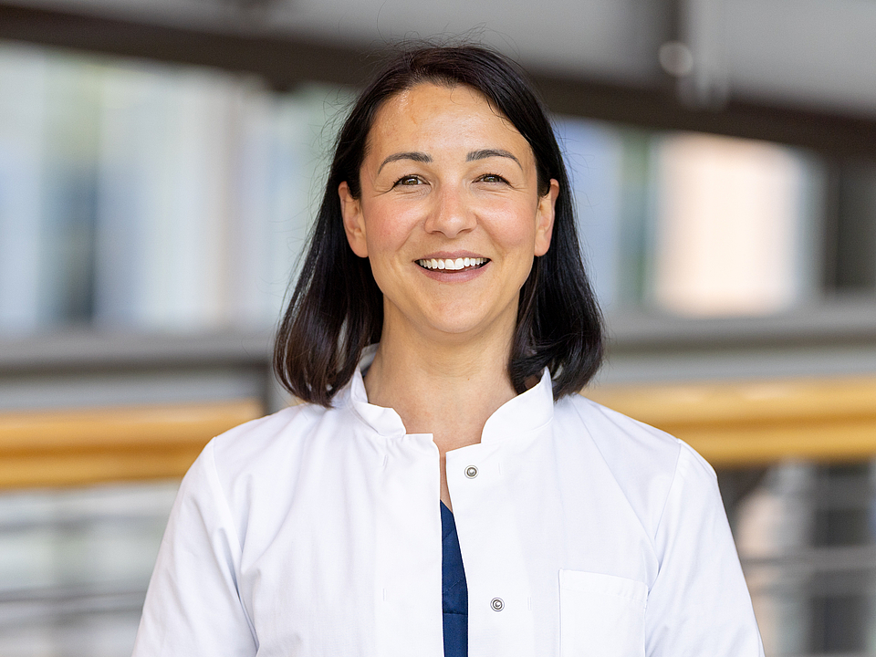 Frau Dr. Rölz Ärztin lächelt in die Kamera.