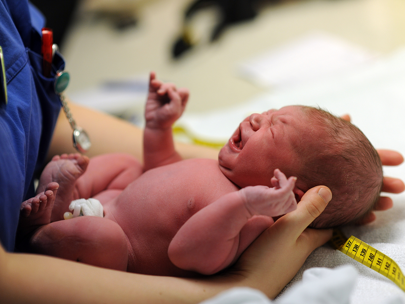 Baby direkt nach der Geburt Baby nach der Geburt in den Händen einer medizinischen Fachkraft.