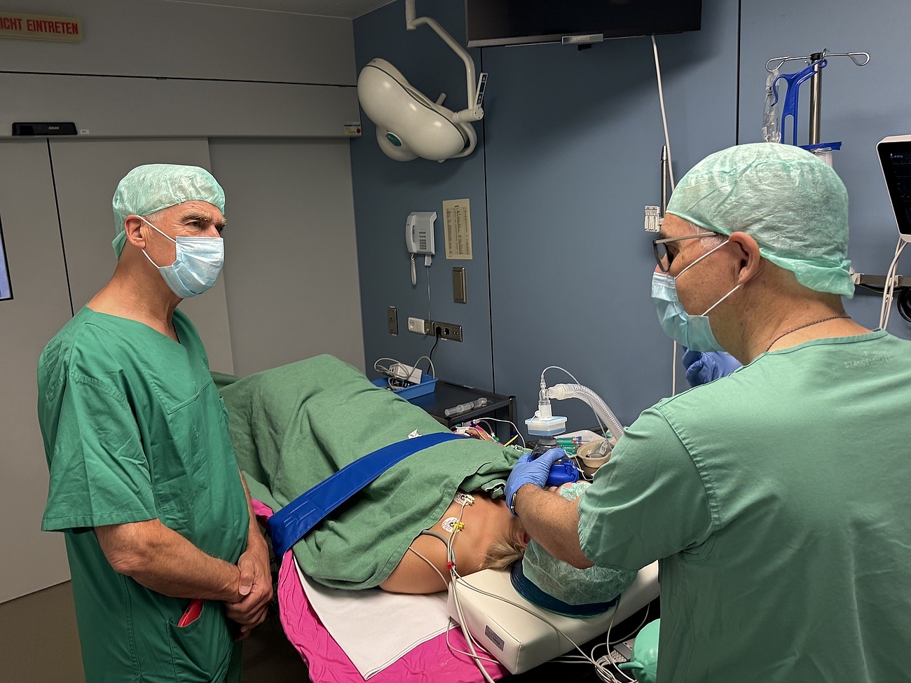 Anästhesie eines Patienten Zwei Ärzte führen die Anästhesie eines Patienten durch.