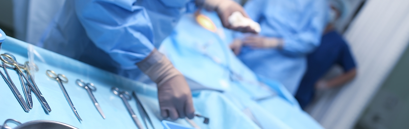 Medizinische Fachkraft mit Instrumenten für Operation