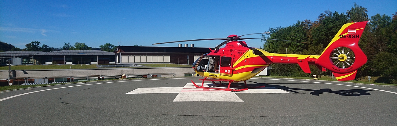 Rettungshelikopter landet am Krankenhaus Agatharied
