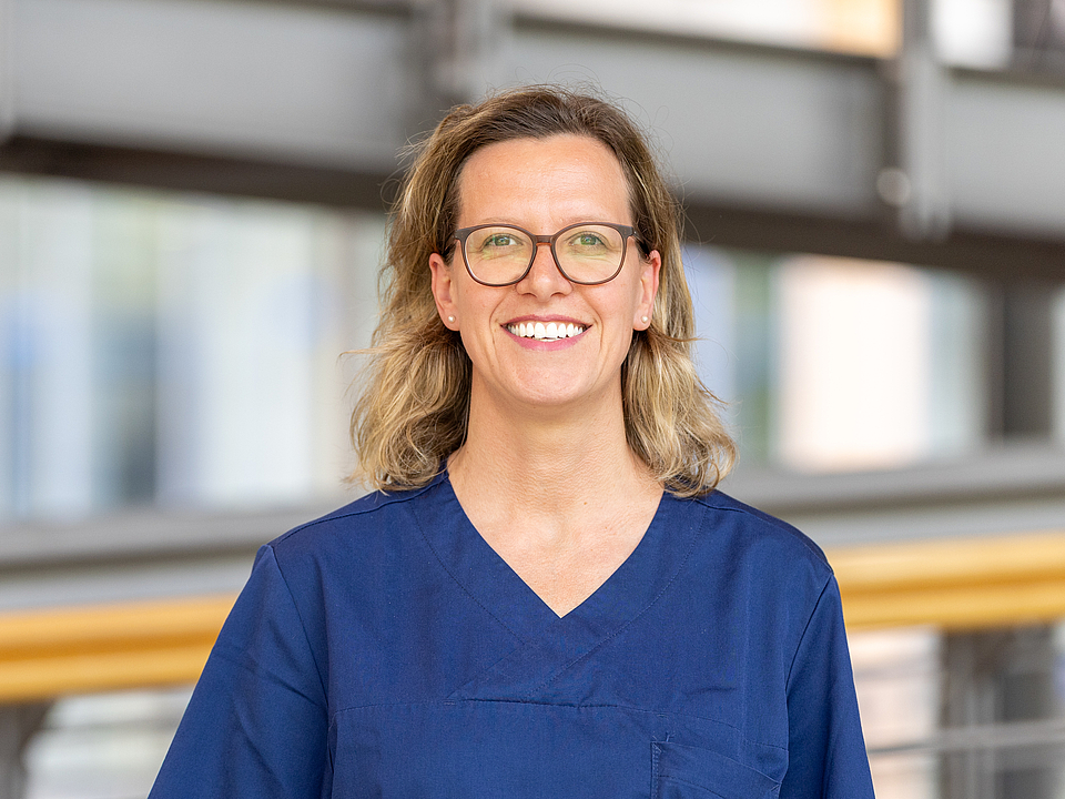 Frau Salman Pflegerin lächelt in die Kamera.