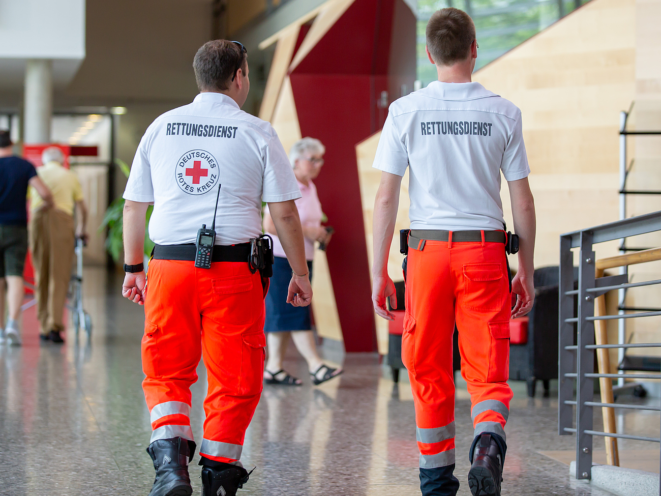Zwei Rettungssanitäter im Krankenhaus Agatharied