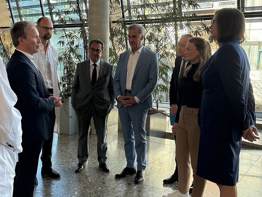 Ehrengäste bei der Einweihung des Mako-Systems Landtagspräsidentin Ilse Aigner und die bayerische Gesundheitsministerin Judith Gerlach bei der Einweihung der Technologie im Krankenhaus Agatharied zusammen mit Stavros Kostantinidis vom Förderverein und Landrat Olaf von Löwis of Menar.